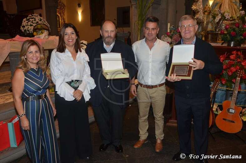 Los pregoneros, esta noche en la Iglesia de Jinámar, durante la lectura del texto anunciador de las fiestas (Foto TA)